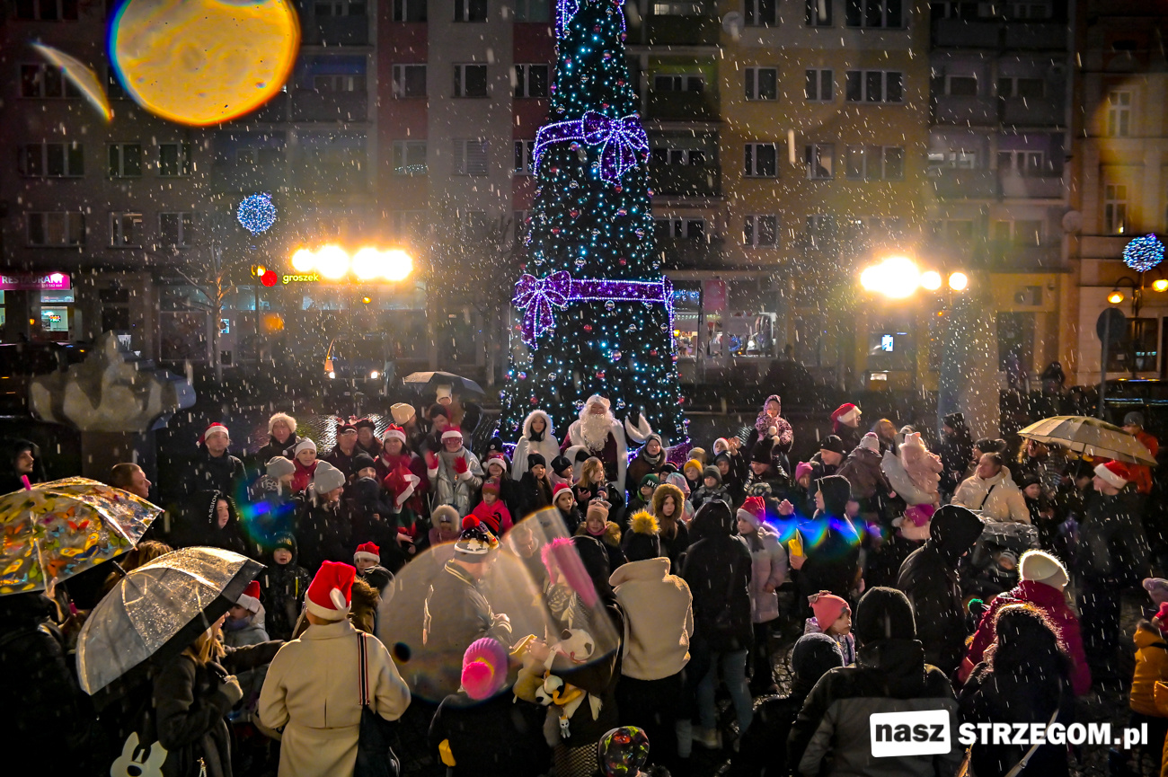 Święty Mikołaj rozświetlił choinkę przed strzegomskim ratuszem [FOTO] 